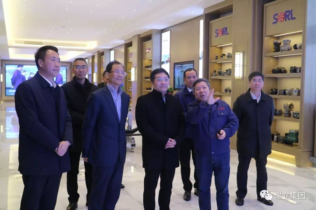 市长麻胜聪,市纪委书记陈朴顺等领导的陪同下来瑞立开展新春"下基层